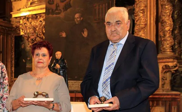 Socorro Caro, viuda de Félix Herrero, y Rafael Manrique, con el llamador que simboliza el Premio San Alfonso Rodríguez.