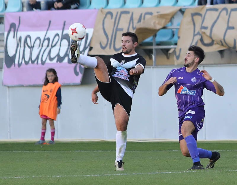 El equipo de la capital logra la victoria en un encuentro que estuvo marcado por las dos expulsiones del Becerril, que jugó con nueve jugadores durante 45 minutos