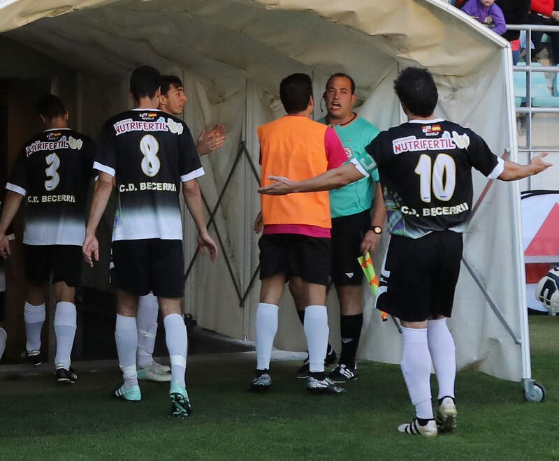 El equipo de la capital logra la victoria en un encuentro que estuvo marcado por las dos expulsiones del Becerril, que jugó con nueve jugadores durante 45 minutos