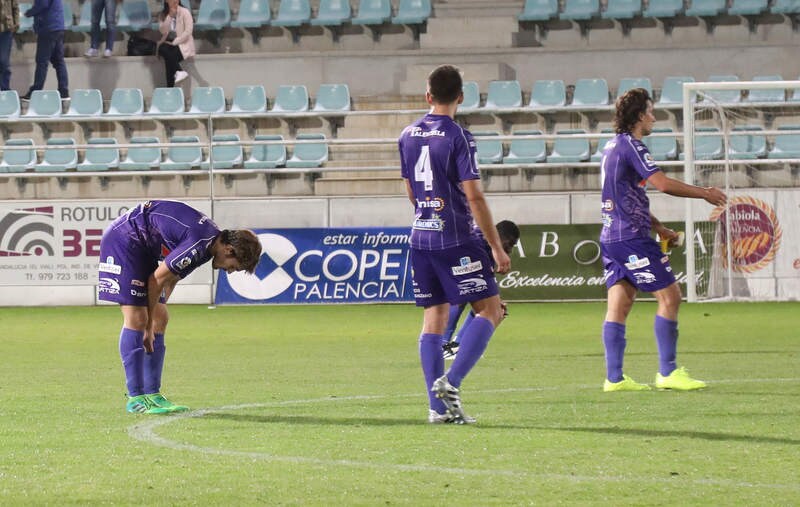 El equipo de la capital logra la victoria en un encuentro que estuvo marcado por las dos expulsiones del Becerril, que jugó con nueve jugadores durante 45 minutos