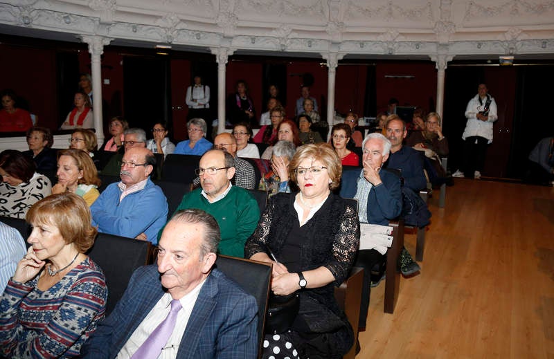 El acto se celebró en el teatro Principal con una conferencia del catedrático José María Espinar y la actuación musical de Agua Project