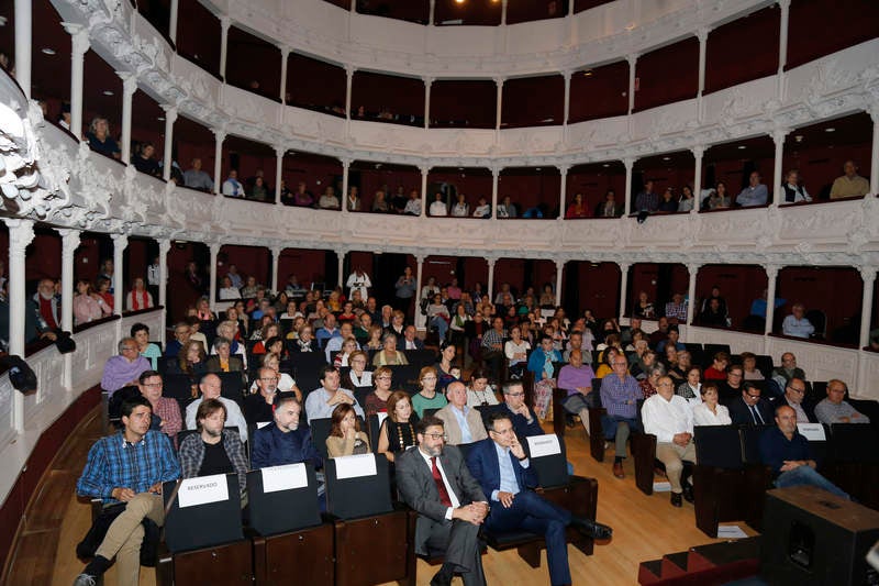 El acto se celebró en el teatro Principal con una conferencia del catedrático José María Espinar y la actuación musical de Agua Project