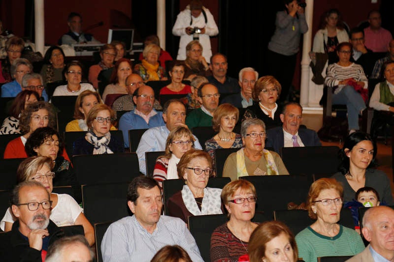 El acto se celebró en el teatro Principal con una conferencia del catedrático José María Espinar y la actuación musical de Agua Project