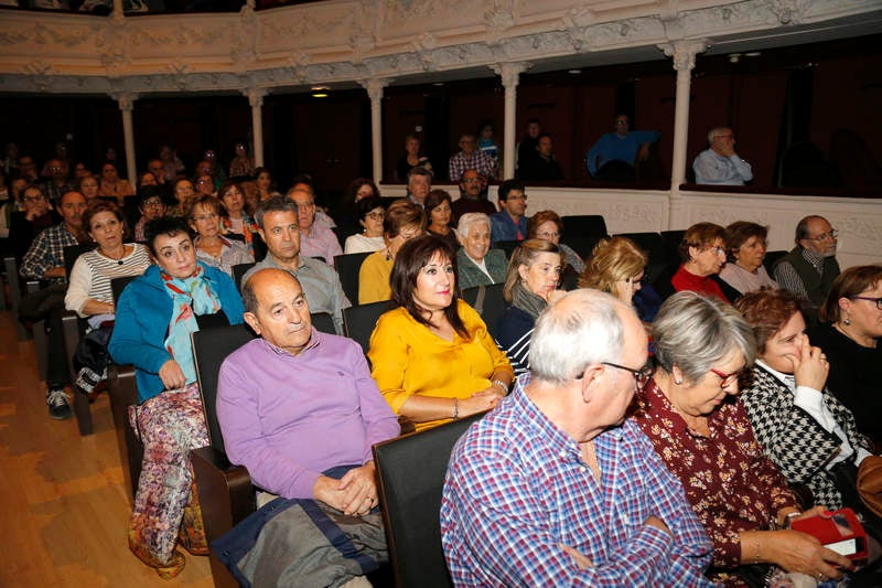El acto se celebró en el teatro Principal con una conferencia del catedrático José María Espinar y la actuación musical de Agua Project