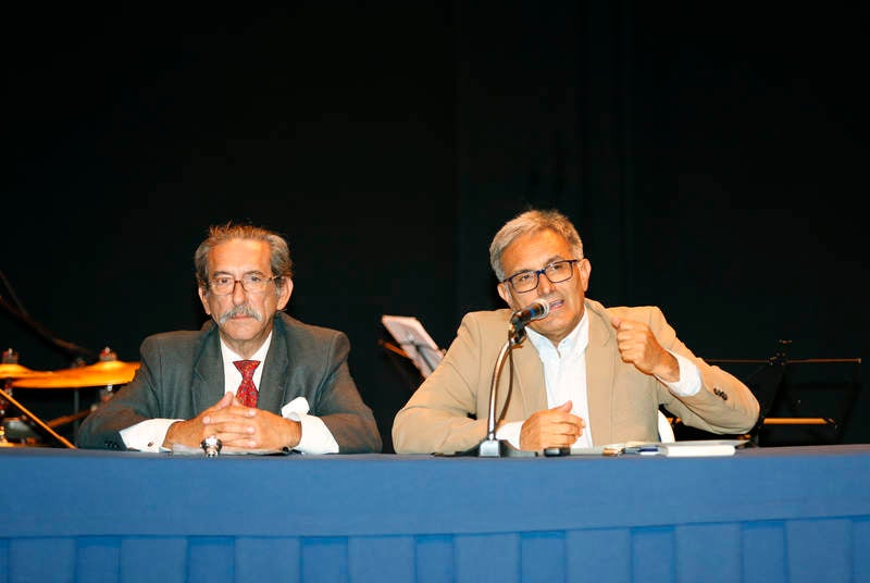 El acto se celebró en el teatro Principal con una conferencia del catedrático José María Espinar y la actuación musical de Agua Project