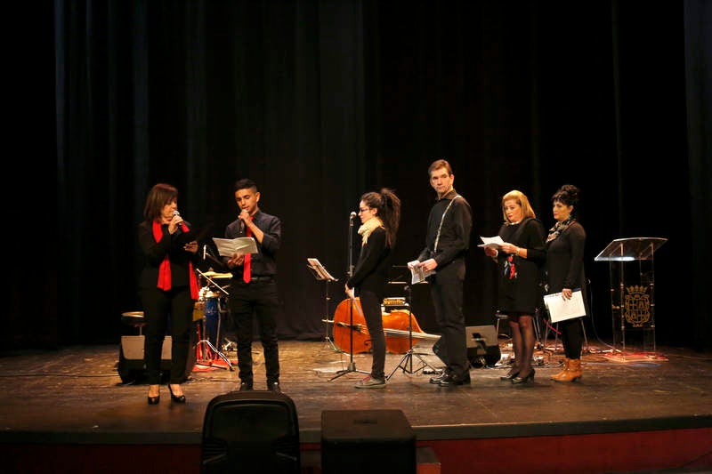 El acto se celebró en el teatro Principal con una conferencia del catedrático José María Espinar y la actuación musical de Agua Project