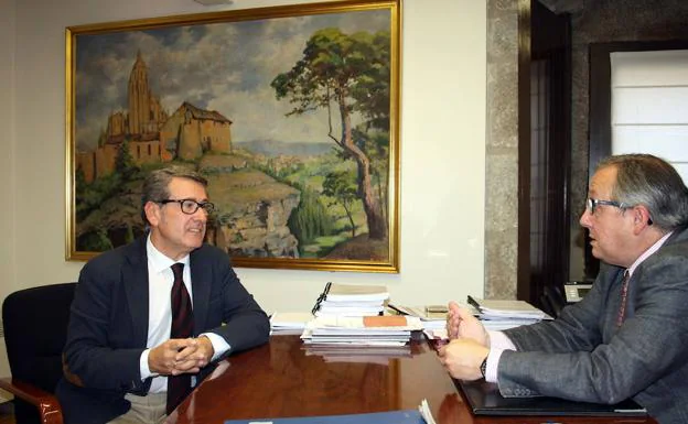 Pedro Ejarque (i) charla con Javier-López-Escobar. 