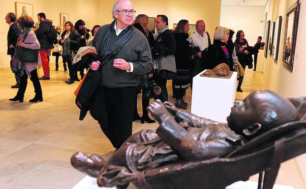 Visitantes en la exposición 'Realistas', en el Patio Herreriano. 