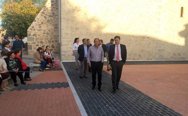 El alcalde (i) y el presidente de la Diputación pasean por la nueva plaza.