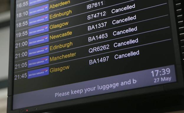 Pantalla de vuelos en el aeropuerto de Londres.