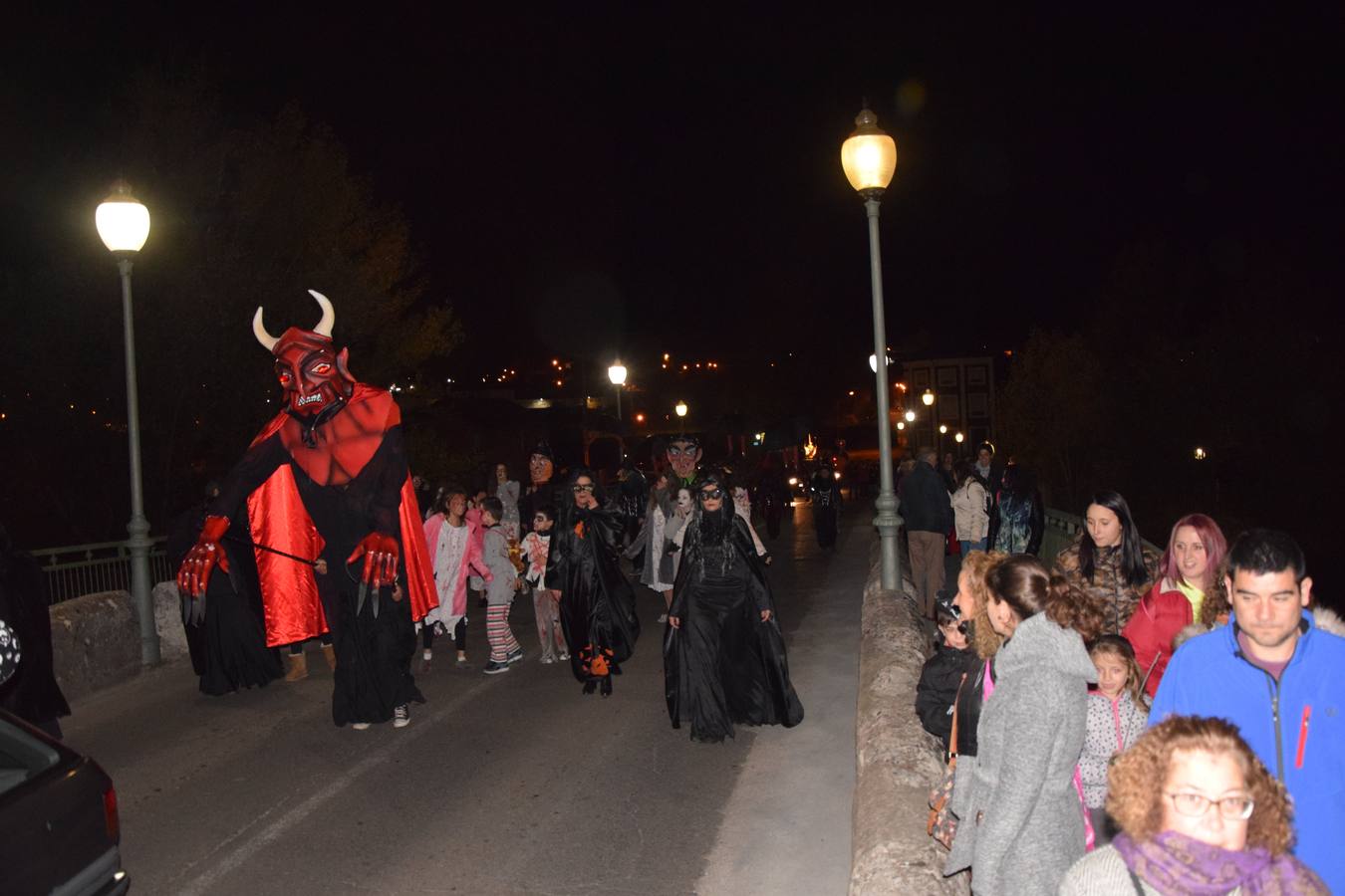 Esqueletos, calabazas, arañas y diablos gigantes se unen a brujas y demonios en el desfile de la Agrupación Musical de Guardo en la noche de Halloween
