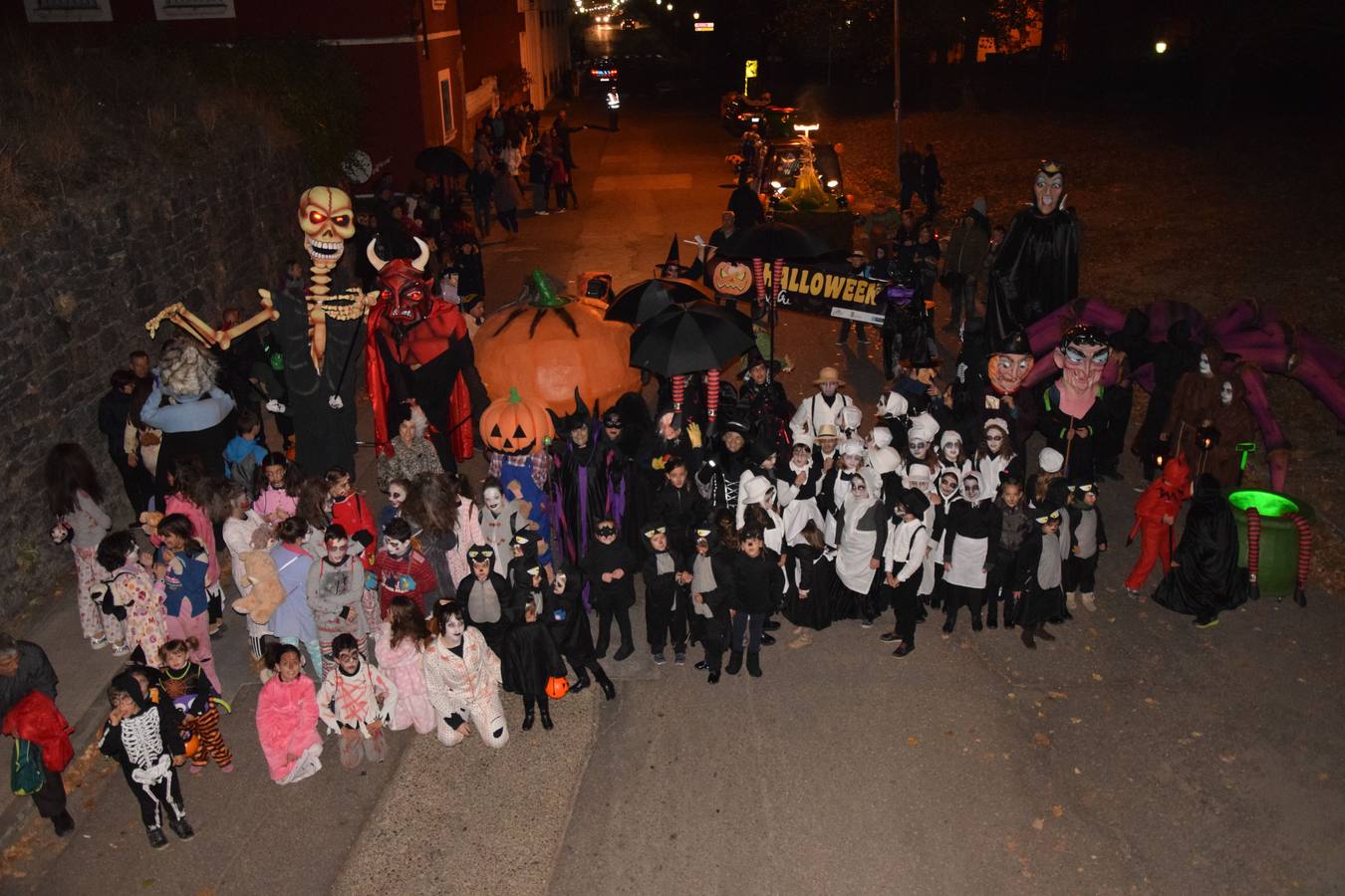 Esqueletos, calabazas, arañas y diablos gigantes se unen a brujas y demonios en el desfile de la Agrupación Musical de Guardo en la noche de Halloween