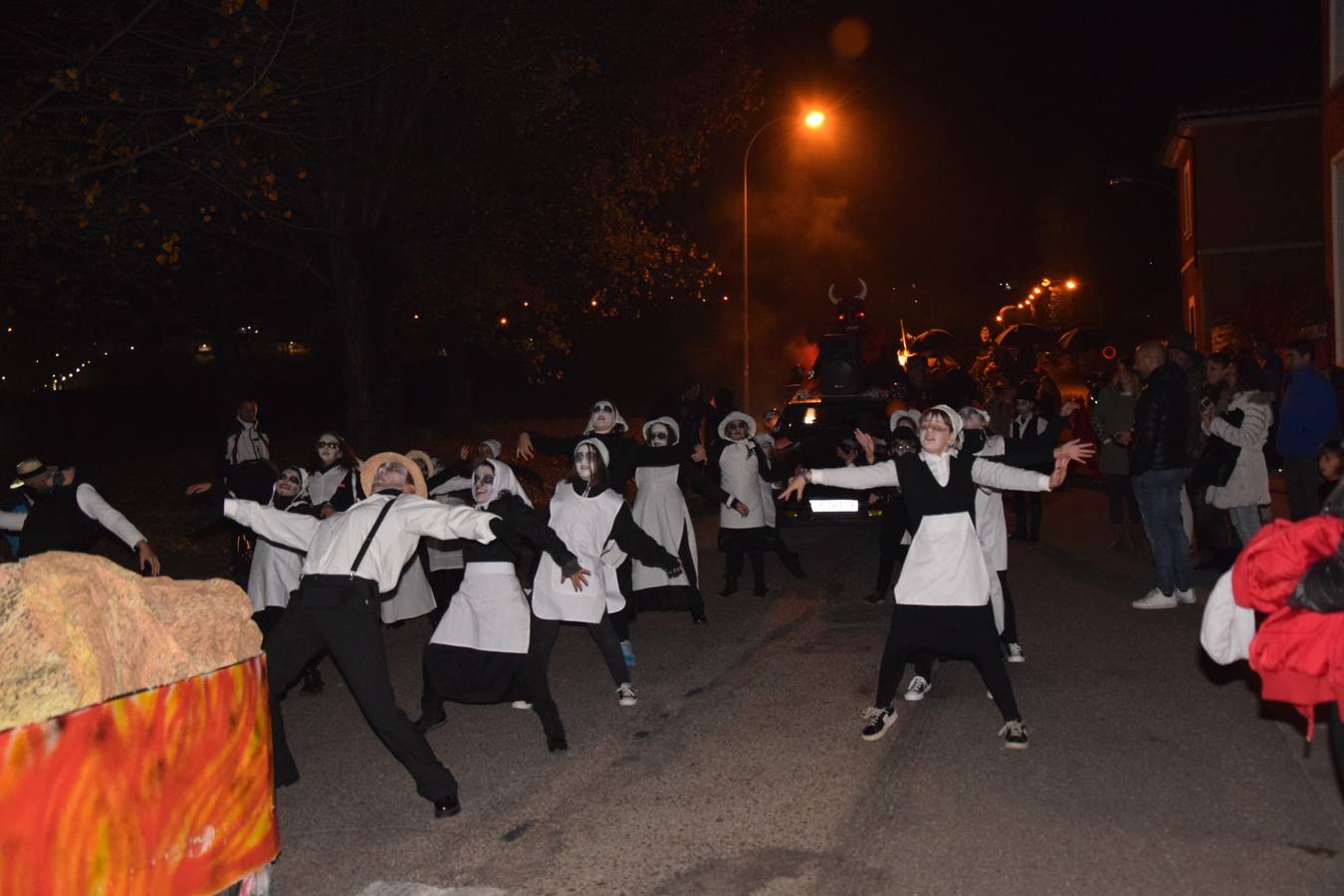 Esqueletos, calabazas, arañas y diablos gigantes se unen a brujas y demonios en el desfile de la Agrupación Musical de Guardo en la noche de Halloween