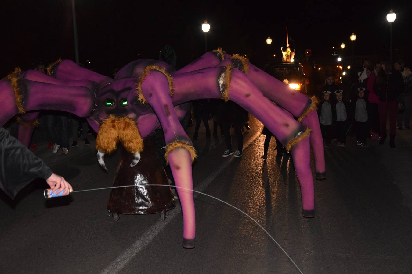 Esqueletos, calabazas, arañas y diablos gigantes se unen a brujas y demonios en el desfile de la Agrupación Musical de Guardo en la noche de Halloween