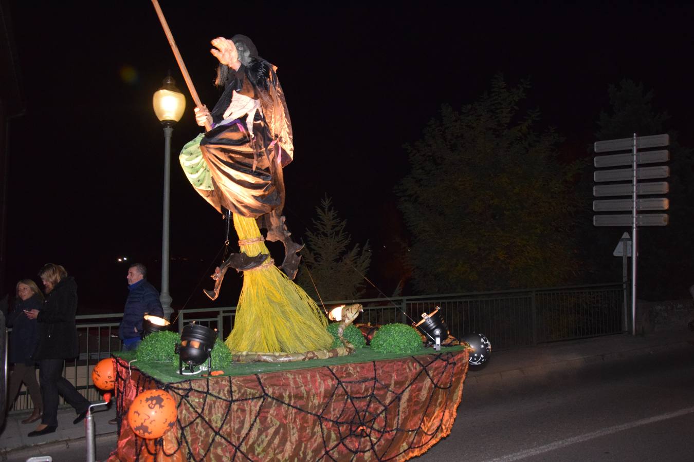 Esqueletos, calabazas, arañas y diablos gigantes se unen a brujas y demonios en el desfile de la Agrupación Musical de Guardo en la noche de Halloween