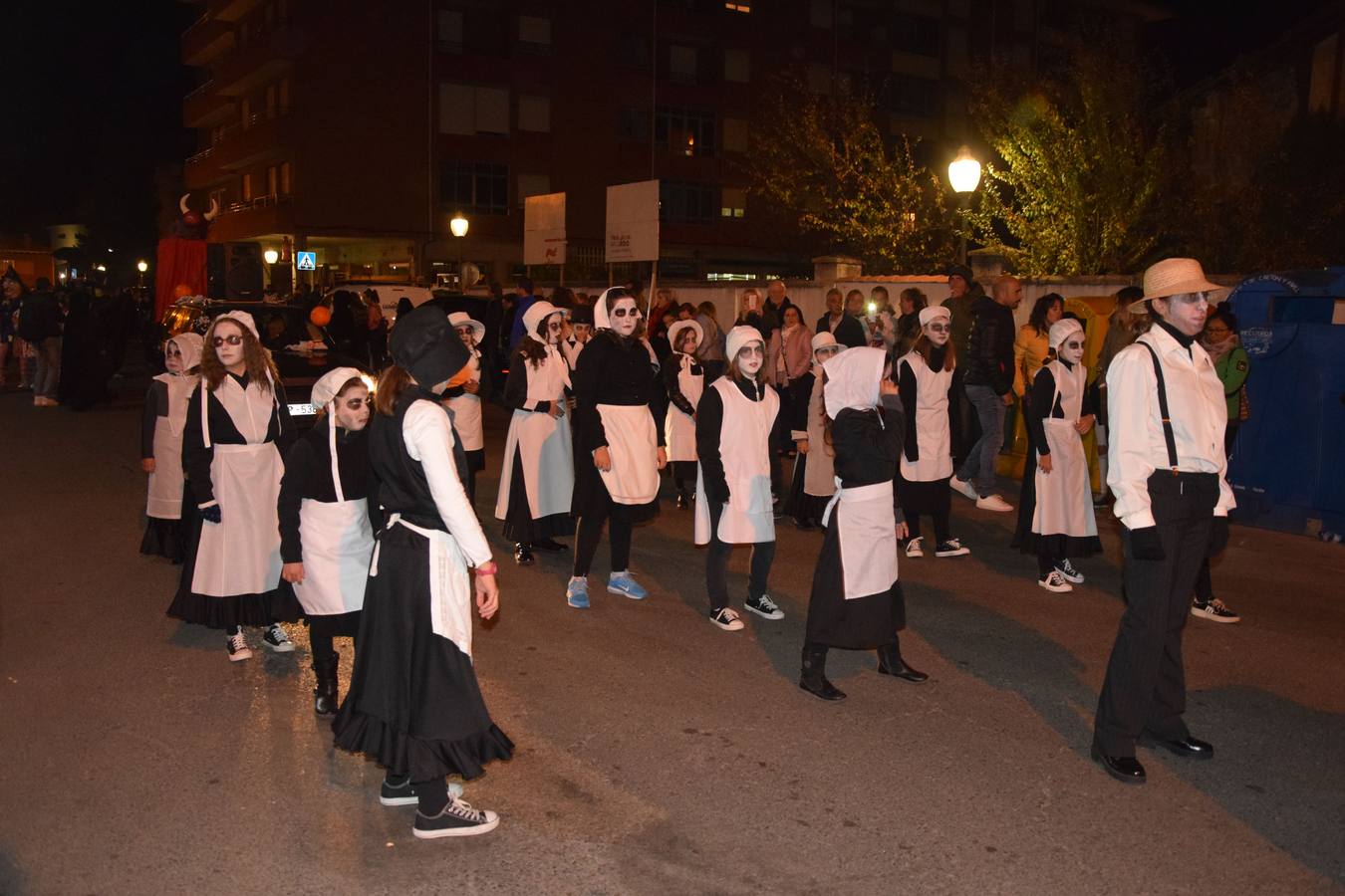 Esqueletos, calabazas, arañas y diablos gigantes se unen a brujas y demonios en el desfile de la Agrupación Musical de Guardo en la noche de Halloween