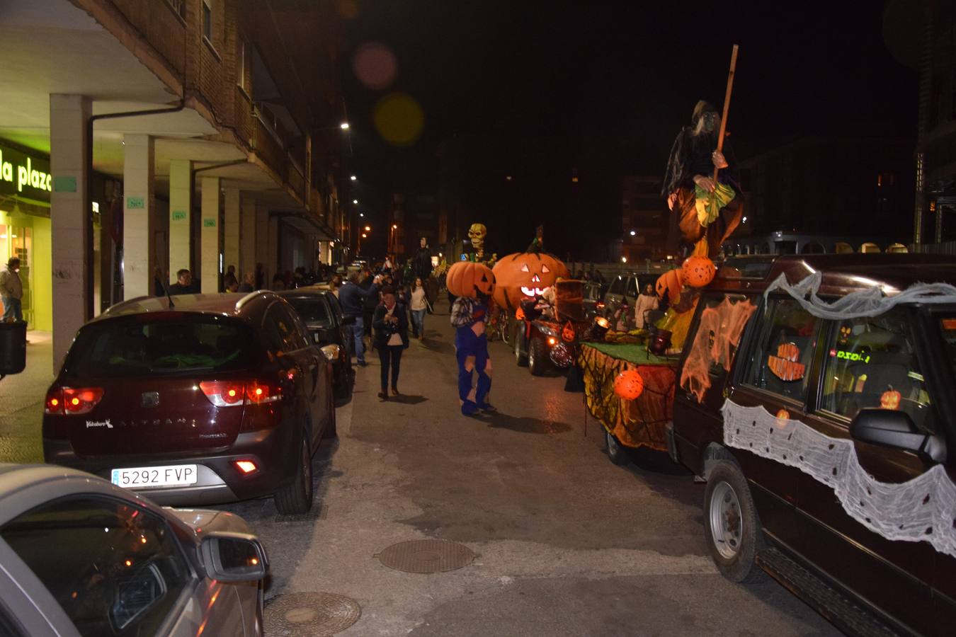 Esqueletos, calabazas, arañas y diablos gigantes se unen a brujas y demonios en el desfile de la Agrupación Musical de Guardo en la noche de Halloween