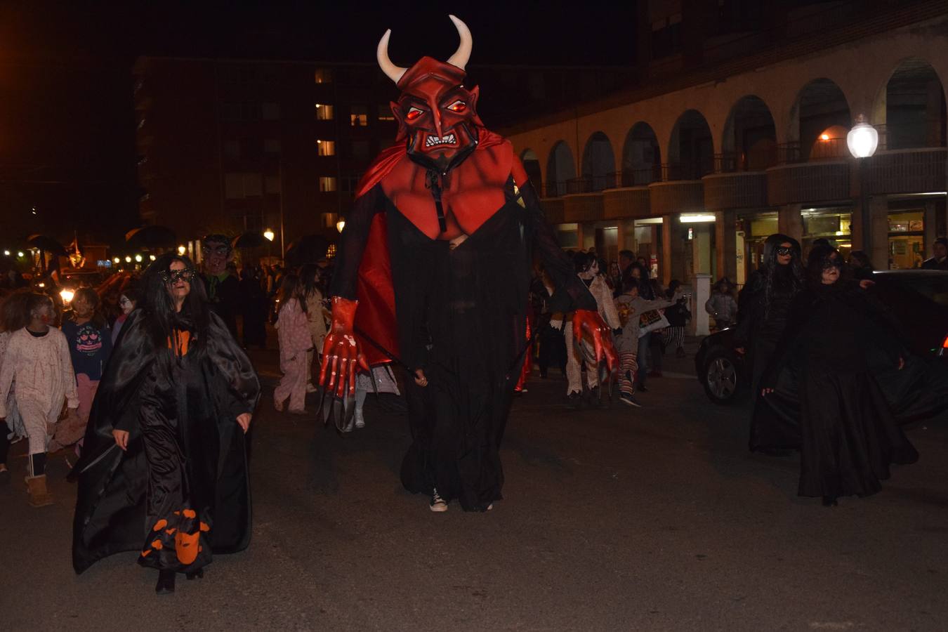 Esqueletos, calabazas, arañas y diablos gigantes se unen a brujas y demonios en el desfile de la Agrupación Musical de Guardo en la noche de Halloween