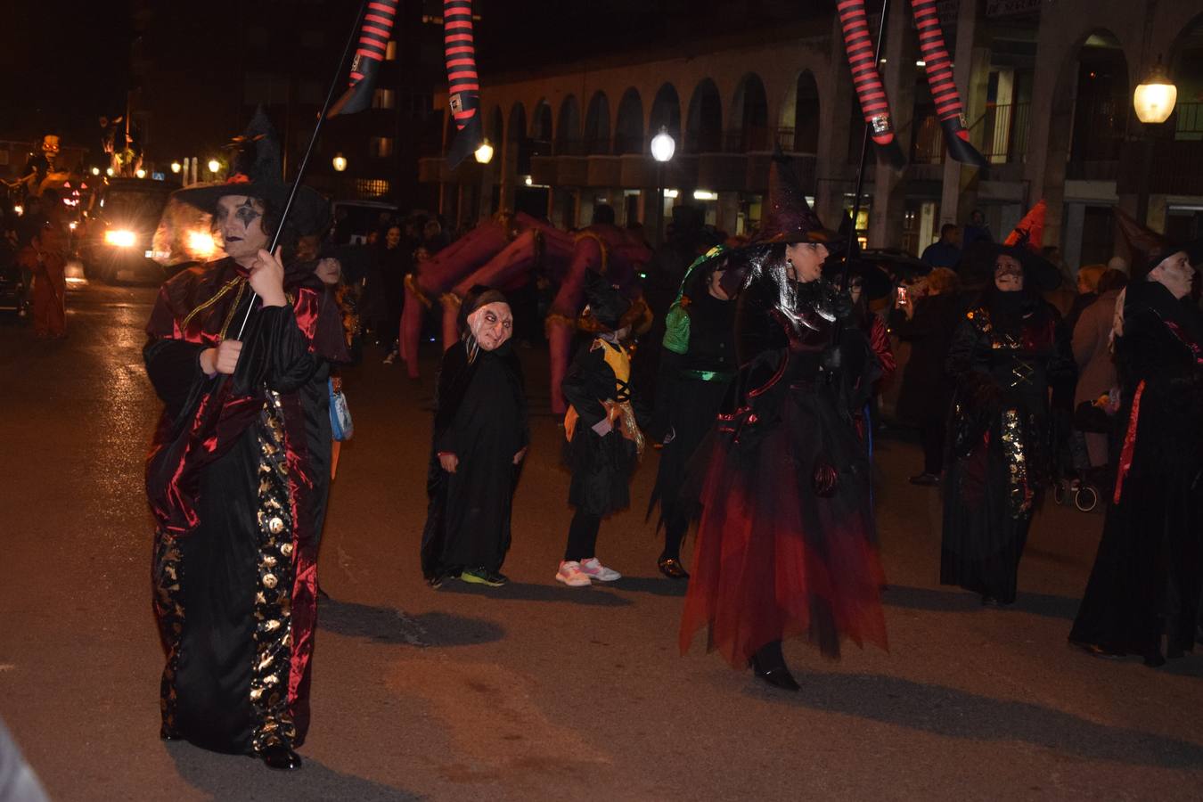 Esqueletos, calabazas, arañas y diablos gigantes se unen a brujas y demonios en el desfile de la Agrupación Musical de Guardo en la noche de Halloween