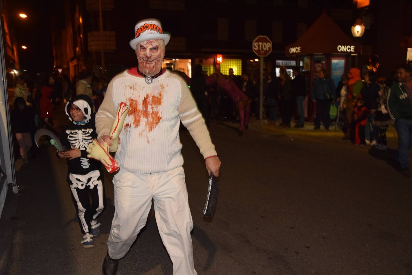 Esqueletos, calabazas, arañas y diablos gigantes se unen a brujas y demonios en el desfile de la Agrupación Musical de Guardo en la noche de Halloween