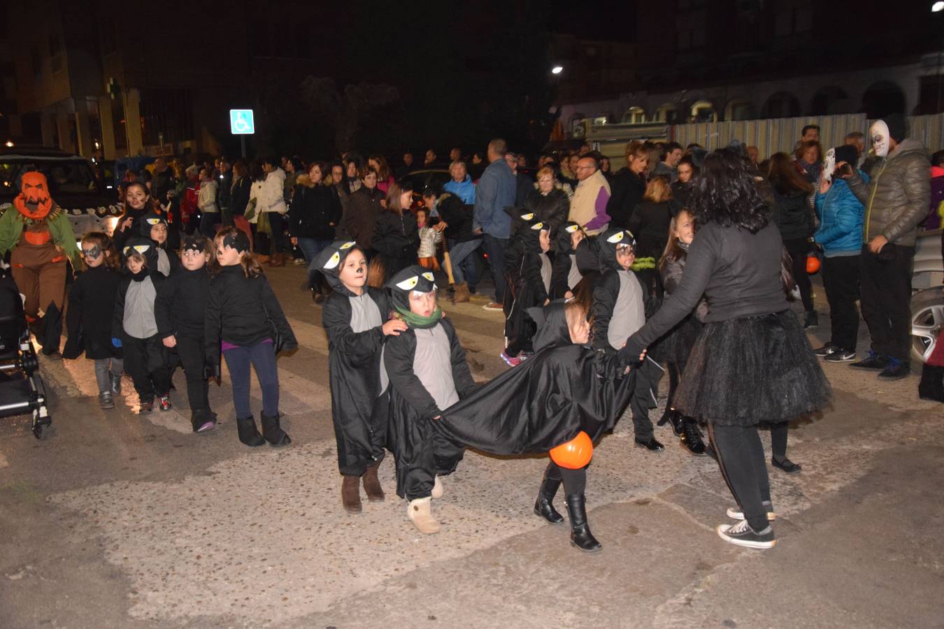Esqueletos, calabazas, arañas y diablos gigantes se unen a brujas y demonios en el desfile de la Agrupación Musical de Guardo en la noche de Halloween