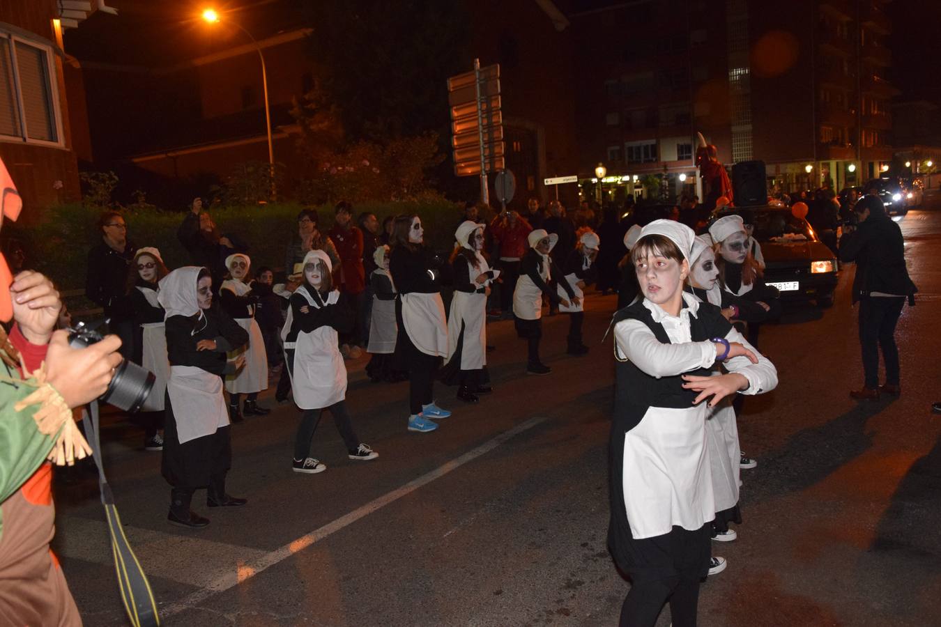 Esqueletos, calabazas, arañas y diablos gigantes se unen a brujas y demonios en el desfile de la Agrupación Musical de Guardo en la noche de Halloween