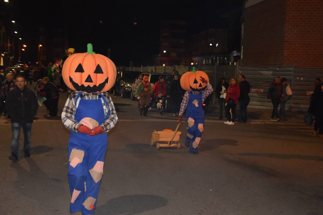 Esqueletos, calabazas, arañas y diablos gigantes se unen a brujas y demonios en el desfile de la Agrupación Musical de Guardo en la noche de Halloween