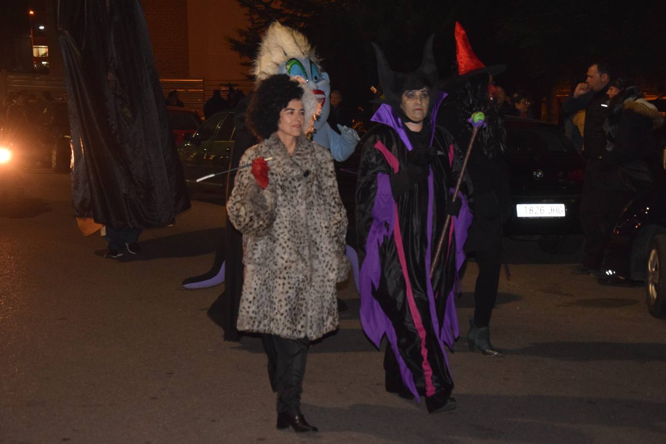 Esqueletos, calabazas, arañas y diablos gigantes se unen a brujas y demonios en el desfile de la Agrupación Musical de Guardo en la noche de Halloween