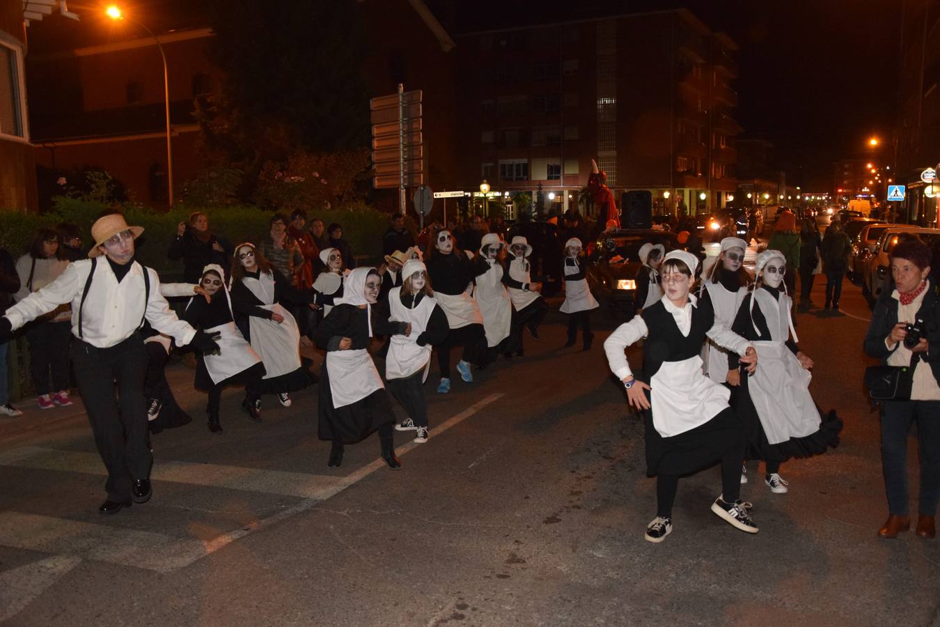Esqueletos, calabazas, arañas y diablos gigantes se unen a brujas y demonios en el desfile de la Agrupación Musical de Guardo en la noche de Halloween