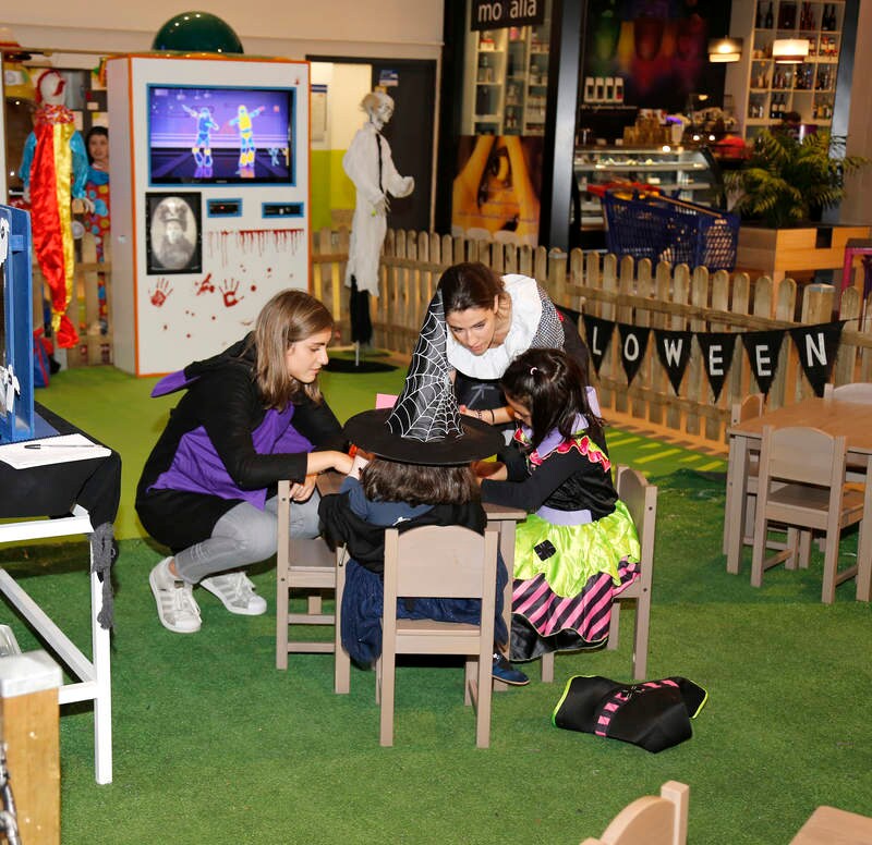 Talleres con niños en el centro comercial Las Huertas.