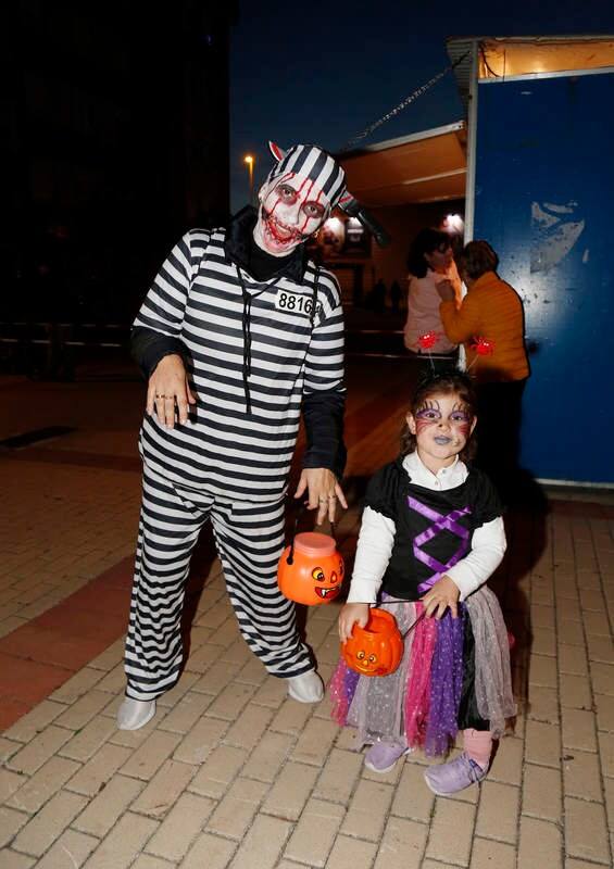 Fiesta de disfraces, en el túnel del terror organizado en la asociación de vecinos Nueva Balastera.