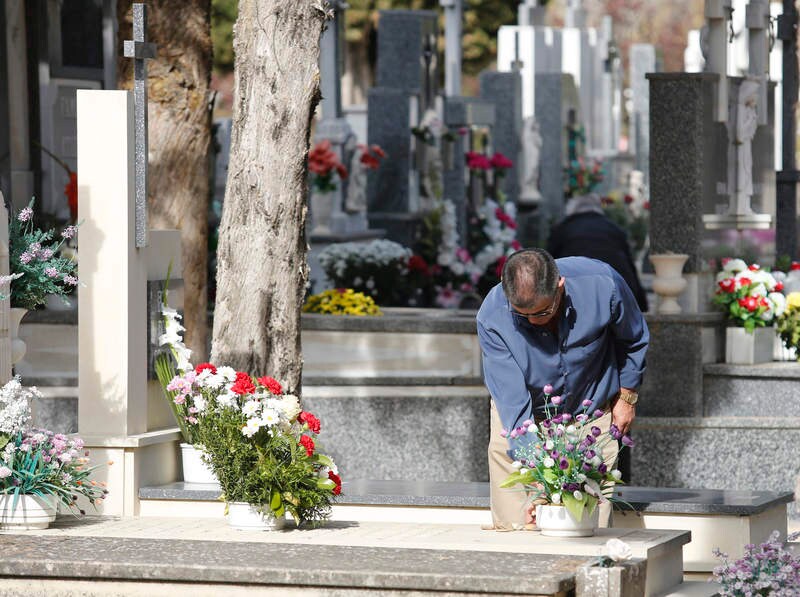 Cientos de palentinos se han acercado hasta el cementerio municipal Nuestra Señora de los Ángeles