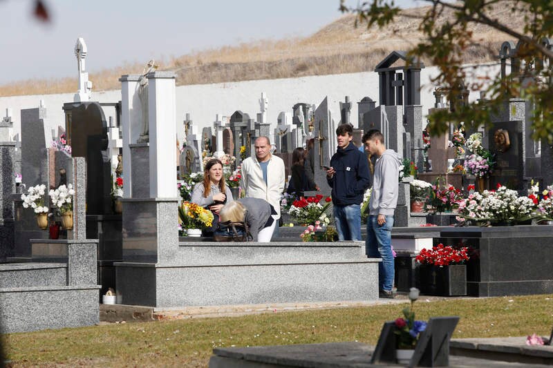 Cientos de palentinos se han acercado hasta el cementerio municipal Nuestra Señora de los Ángeles