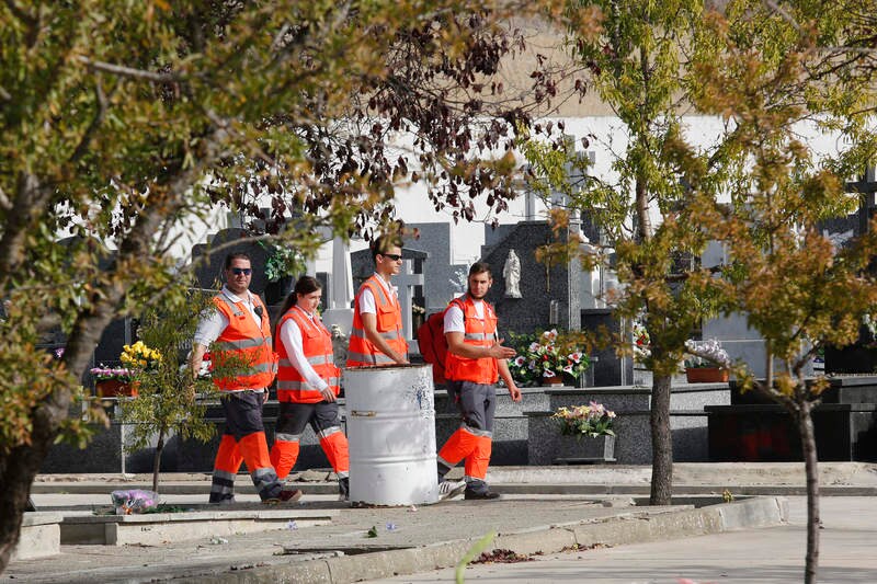 Cientos de palentinos se han acercado hasta el cementerio municipal Nuestra Señora de los Ángeles