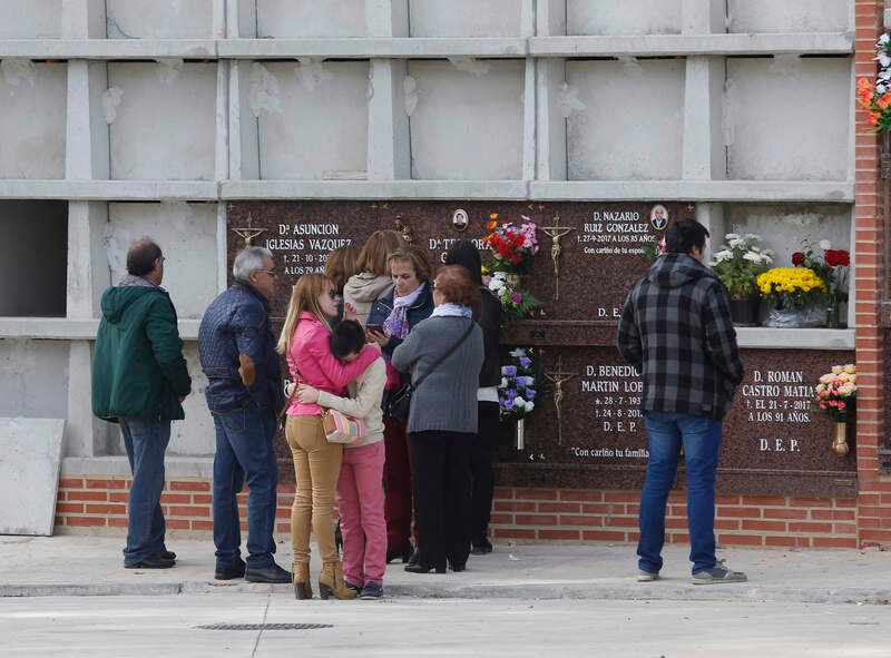 Cientos de palentinos se han acercado hasta el cementerio municipal Nuestra Señora de los Ángeles