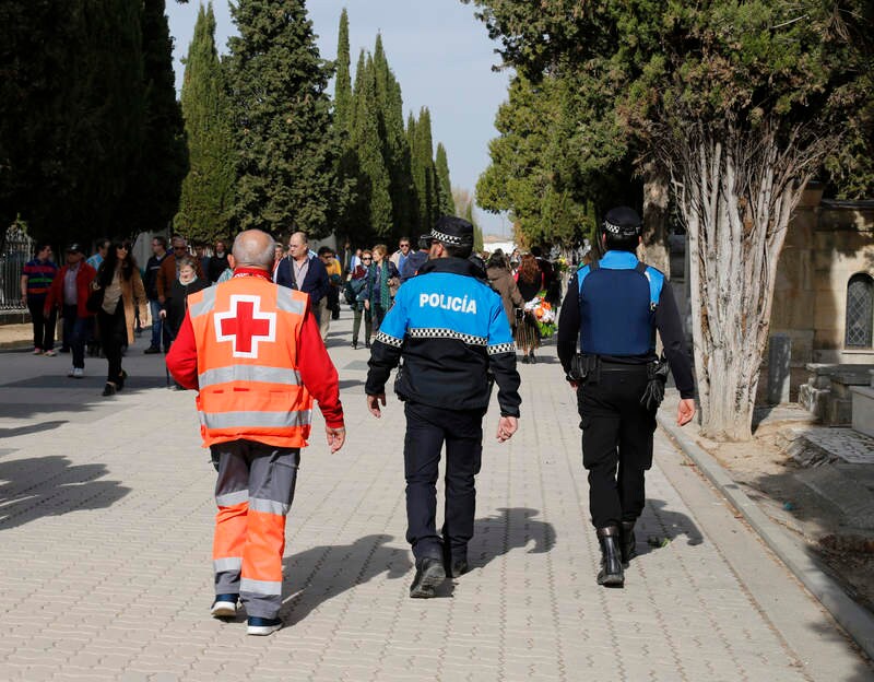 Cientos de palentinos se han acercado hasta el cementerio municipal Nuestra Señora de los Ángeles