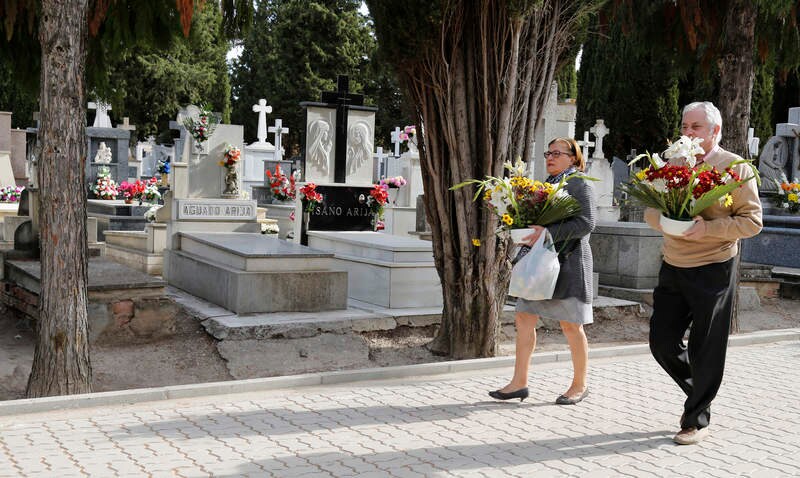 Cientos de palentinos se han acercado hasta el cementerio municipal Nuestra Señora de los Ángeles