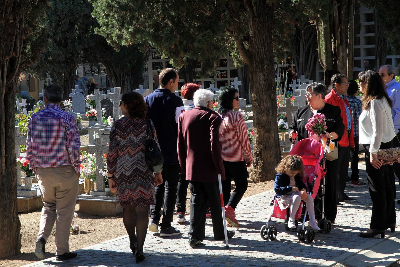 Los segovianos de residencia o de origen han cumplido con la tradición de limpiar y adornar las tumbas de sus difuntos