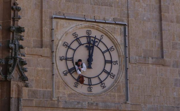 El Mariquelo se deja ver a través de la ventanilla del reloj de la Catedral.