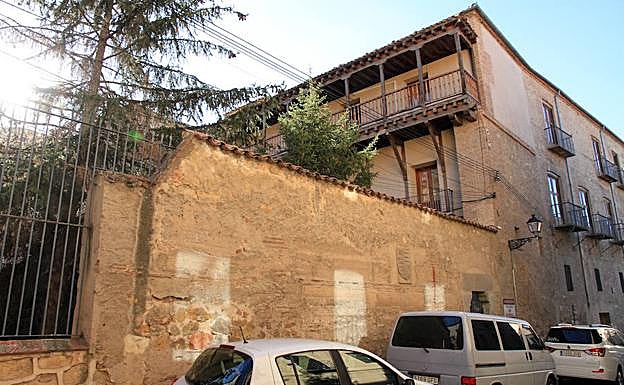 Parte trasera del Palacio de Mansilla, antiguo Colegio Universitario, por la calle San Nicolás. 