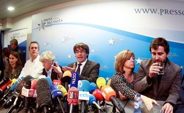 Puigdemont comparece ayer en Bruselas escoltado por sus exconsejeros. 
