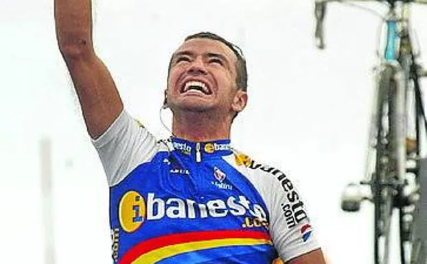 Santi Blanco celebra su victoria en La Covatilla en 2002.