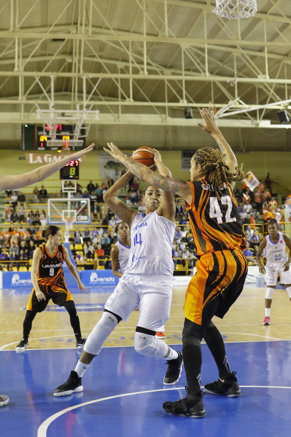 Erika de Souza, que será de la partida tras mejorar de su lesión, encara a Griner, del ‘Eka’.