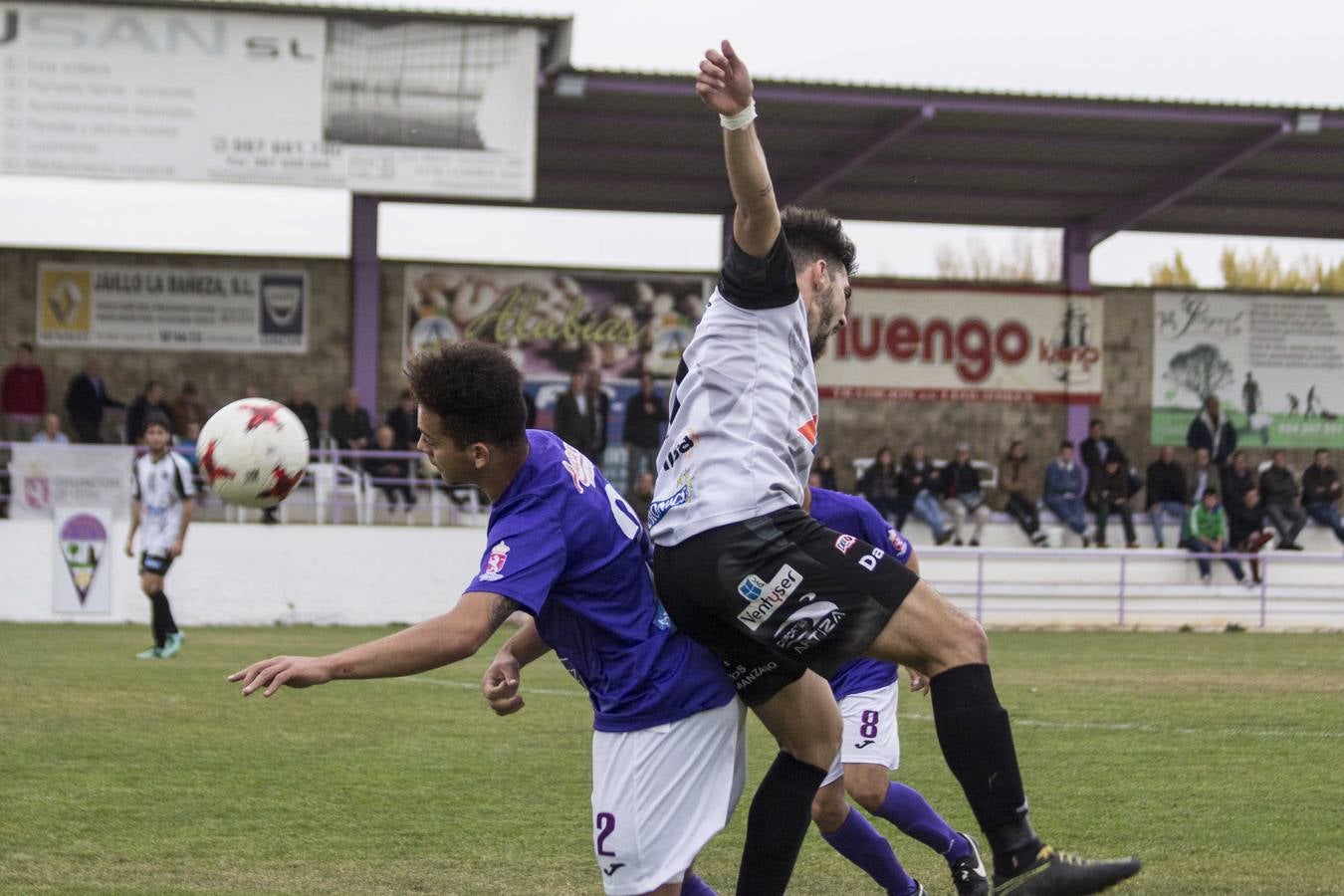Los palentinos ven frenada su buena racha en un partido en el que Viti tuvo que recibir seis puntos de sutura en la cabeza