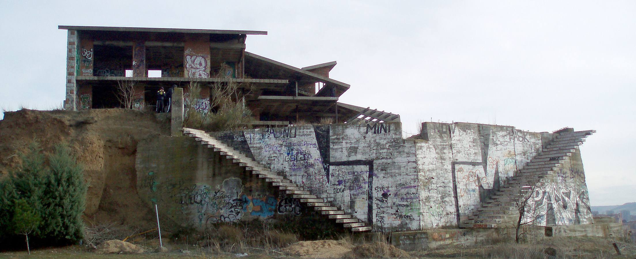 Dominó la ladera sur del barrio durante más de treinta años hasta que las máquinas redujeron a escombros su peligroso armazón el 12 de diciembre de 2016