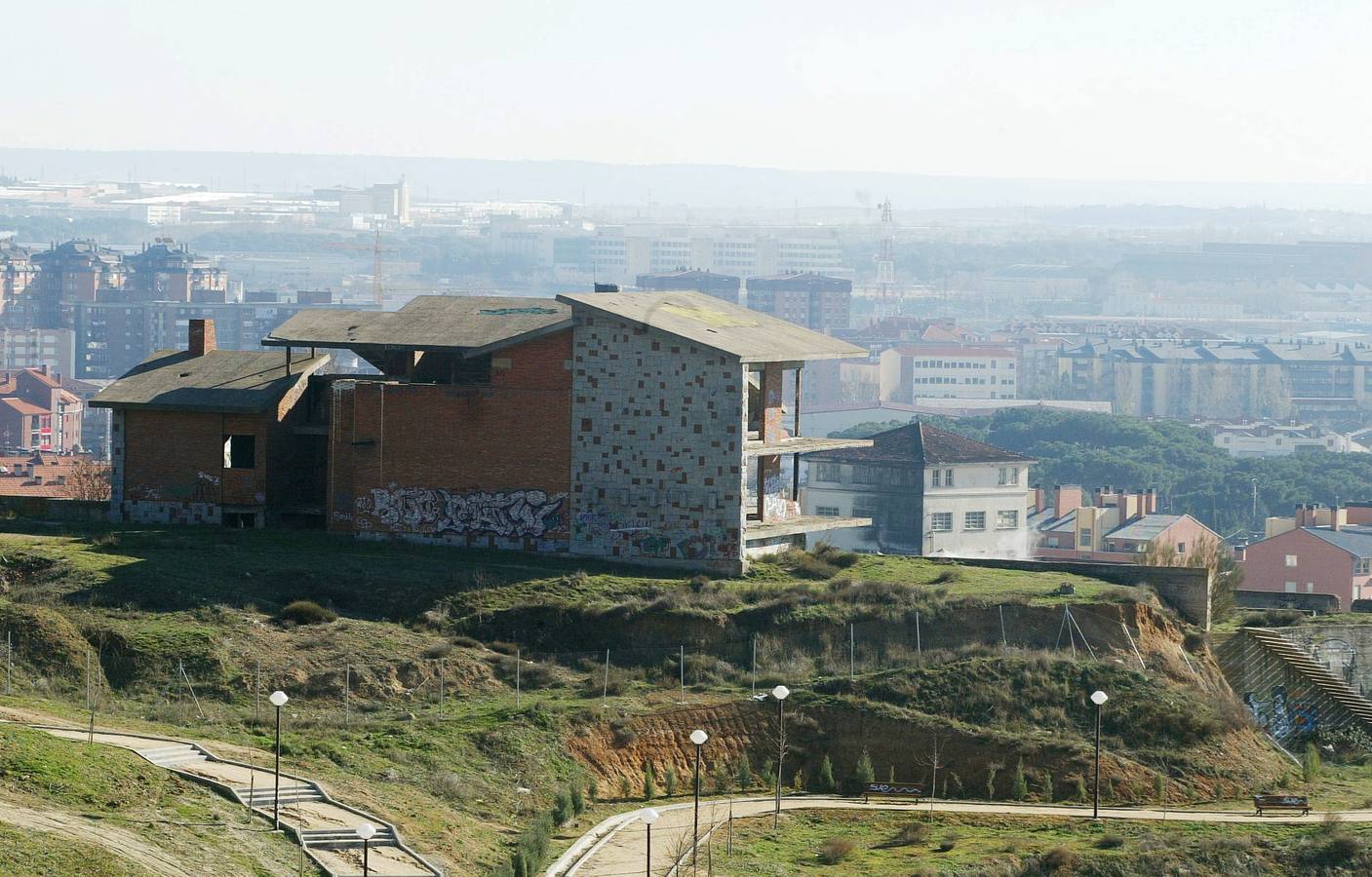 Dominó la ladera sur del barrio durante más de treinta años hasta que las máquinas redujeron a escombros su peligroso armazón el 12 de diciembre de 2016