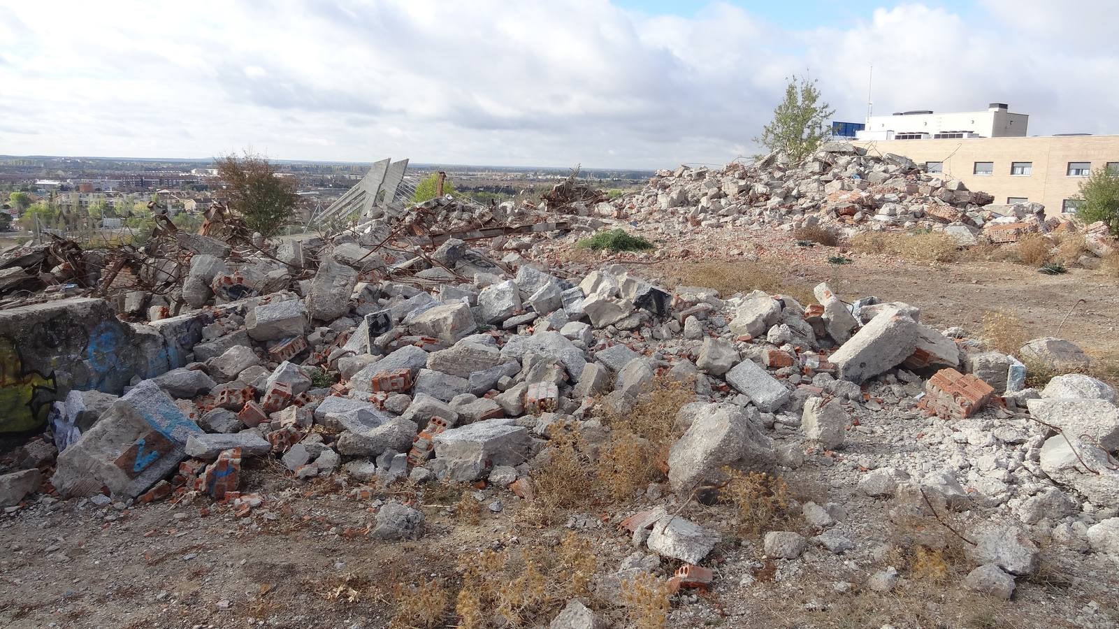 Dominó la ladera sur del barrio durante más de treinta años hasta que las máquinas redujeron a escombros su peligroso armazón el 12 de diciembre de 2016