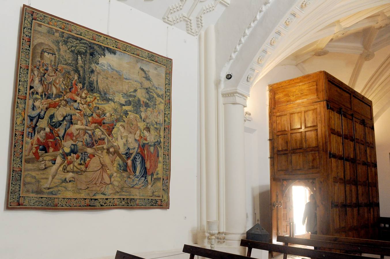 El Real Sitio de Santa Clara exhibe en su capilla dorada tapices y piezas de gran valor histórico y artístico de su paso por la localidad vallisoletana