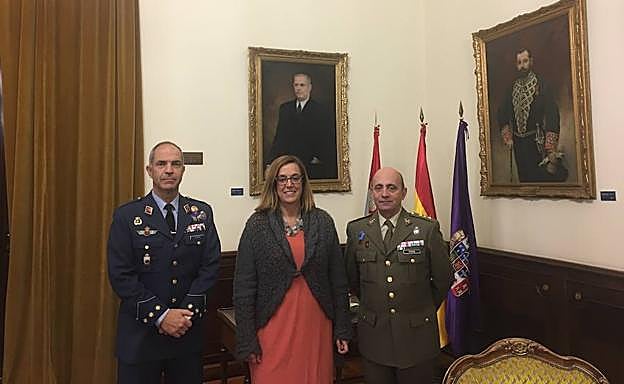 La presidenta de la Diputación, entre Rafael Rubio y Carlos Hidalgo, subdelegado de Defensa en Palencia. 