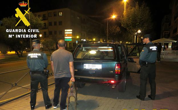 Agentes de la Guardia Civil con los perros incautados en el acuartelamiento de Arévalo.